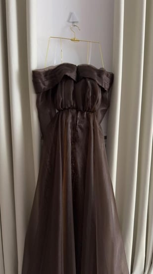 فستان سهرة بني طويل أوف شولدر مطرز مع ذيل فخم