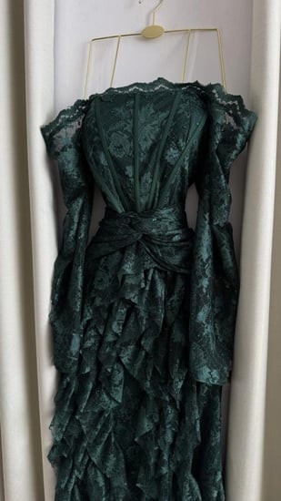 فستان سهرة أخضر غامق دانتيل بكشكش طويل بقصة ضيقة فاخرة للسهرات