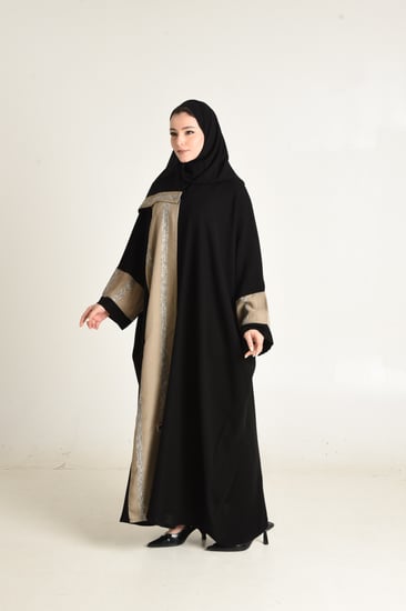 عباية بمزيج متناغم من الأسود والبيج بستايل نصف بشت