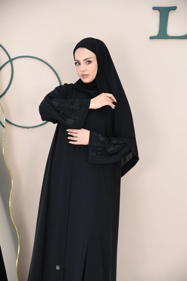 عباية نواعم سوداء مع كسرات وتطريز ورود