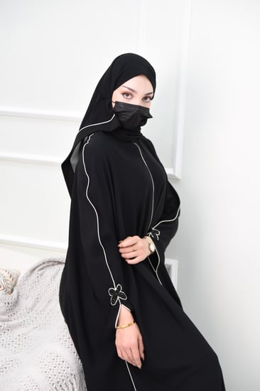 عباية بشت أنيقة بتطريز شك فراشة على فتحة الكم