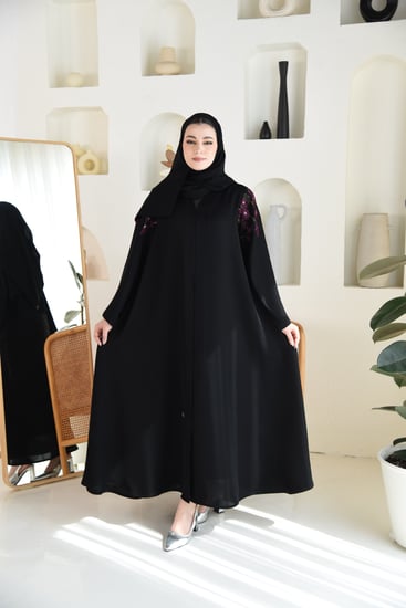 عباية ناعمة بتطريز ملون على الأكتاف