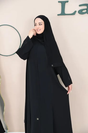 عباية نواعم سوداء مع كسرات وتطريز ورود