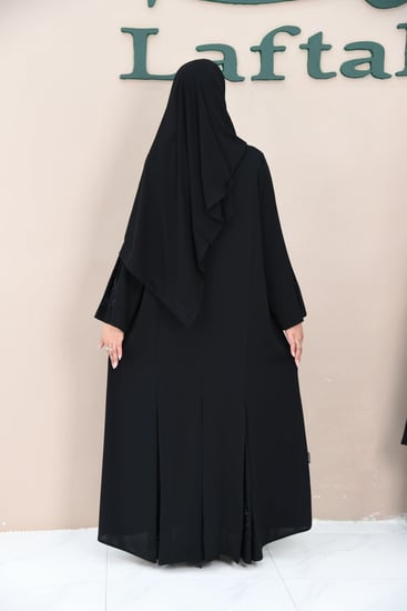 عباية نواعم سوداء مع كسرات وتطريز ورود