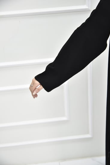 عباية حنين كاجوال مع أكسسوار طقطق مستطيل فخم