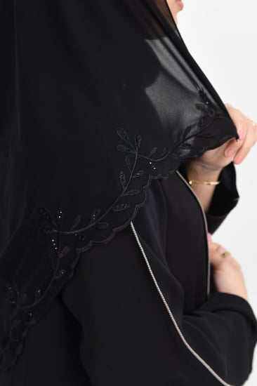 طرحة بتطريز على الحواف