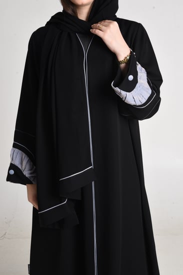 عباية كاجوال بتصميم مميز وتفاصيل سماوية