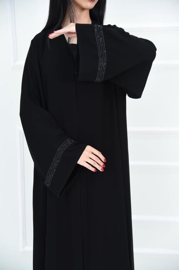 عباية كريب بتطريز شك يدوي بالزريكون على الاكمام