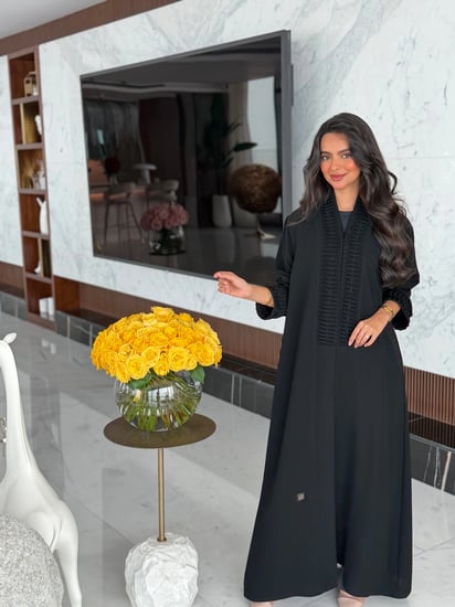 عباية نسائية بتفاصيل كسرات  مزينة بالخرز