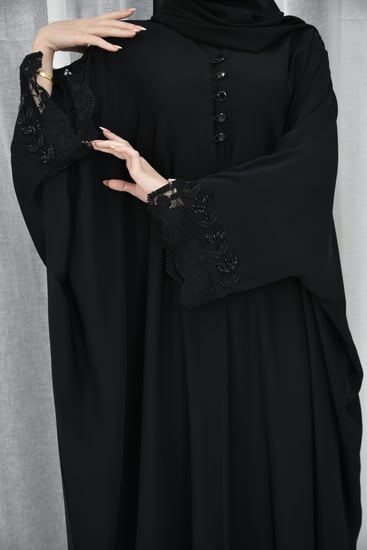 عباية نص بشت بتفاصيل دانتيل وتطريز على الأكمام