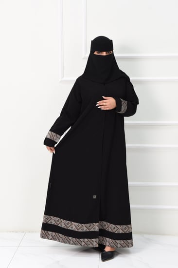 عباية كاجوال بتفاصيل بروكار أنيقة