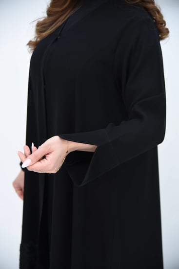 عباية نص كلوش سوداء مزينة بتول وكلفة مطرزة بالخرز