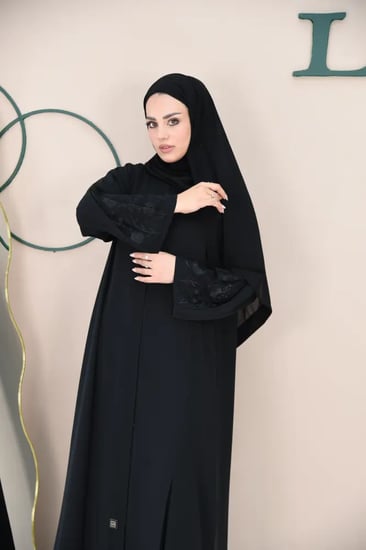 عباية نواعم سوداء مع كسرات وتطريز ورود