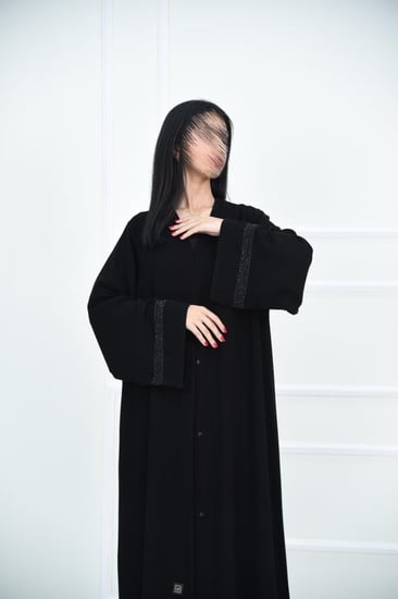 عباية كريب بتطريز شك يدوي بالزريكون على الاكمام