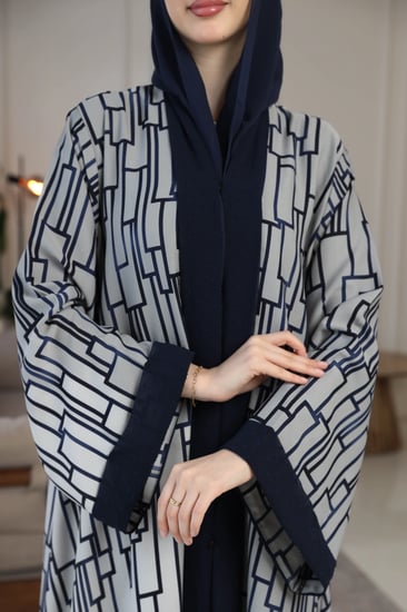 عباية كلوش رمادي مع مربعات كحلي ببندة شيفون