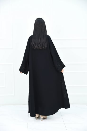 عباية بتطريز نجوم بتفاصيل ناعمة