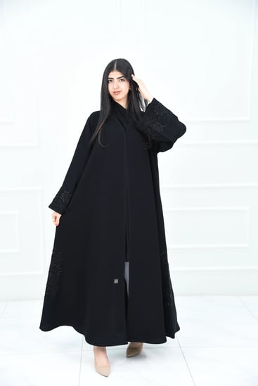 عباية بتطريز نجوم بتفاصيل ناعمة