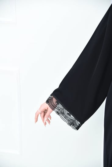 عباية سوداء نص كلوش بباندة  وكلفة مطرزة