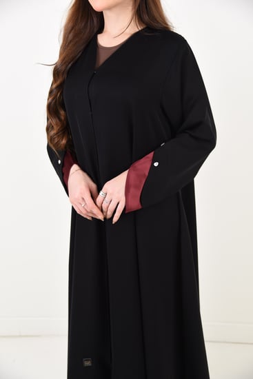 عباية حرير نص كلوش بكلفة ملونة وكريستال على الكم