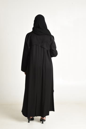 عباية كريب كاجوال بتصميم عصري ولمسة فخمة