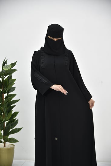 عباية كريب بتفاصيل تول ناعمة