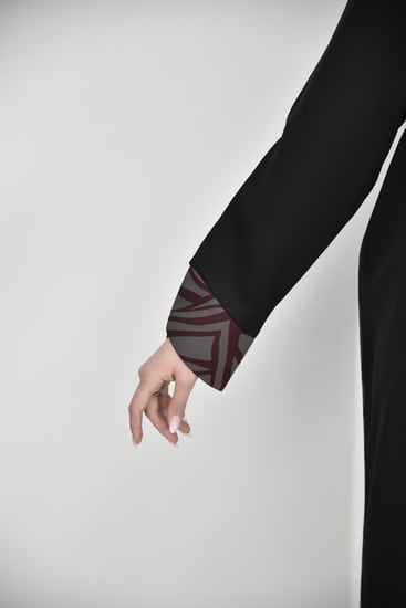 عباية كريب بتفاصيل ملونه على الكم