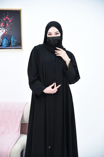 عباية سادة مع كسرات وأزرار ملبسة