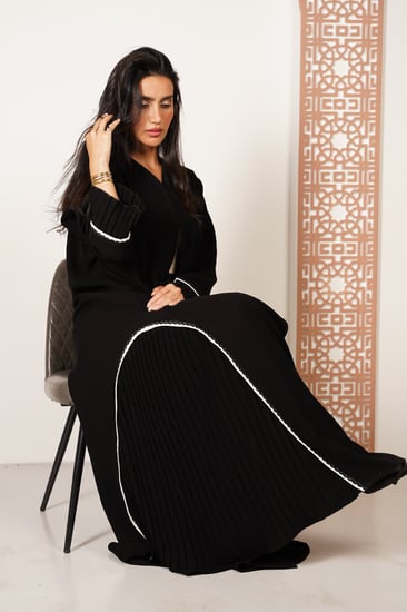 عباية بتفاصيل كسرات وتحديد أبيض مع كلفة