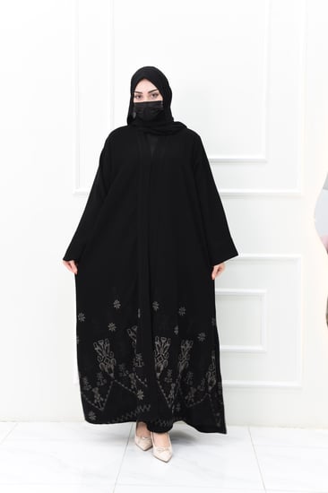 عباية بتفاصيل تطريز ذهبي وأسود