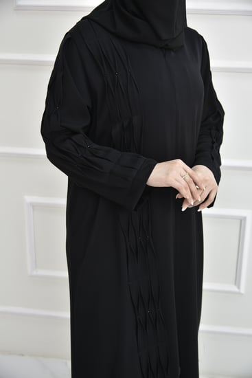 عباية مناسبات بكسرات مطرزة تزين جانب العباية والأكمام