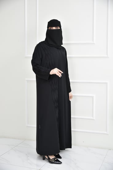 عباية مناسبات بكسرات مطرزة تزين جانب العباية والأكمام