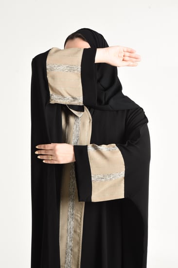 عباية بمزيج متناغم من الأسود والبيج بستايل نصف بشت