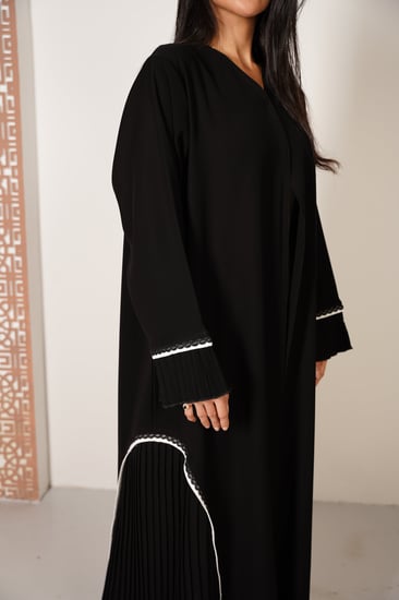 عباية بتفاصيل كسرات وتحديد أبيض مع كلفة