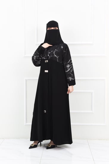 عباية بتفاصيل شمواه مع إكسسوارات مميزة