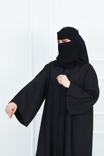 عباية كريب بأناقة الكسرات وتفاصيل التطريز الراقية