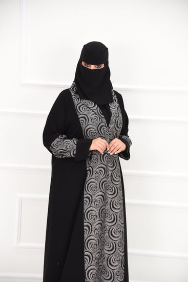 عباية تايجر بتركيبة قماش مشجر على الصدر والأكمام