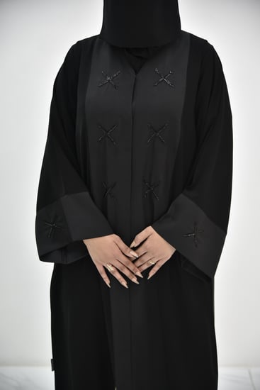 عباية كريب ملكي بتطريز خرز أسود