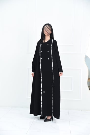 عباية كريب بخطوط ملونة وأزرار قماشية أنيقة