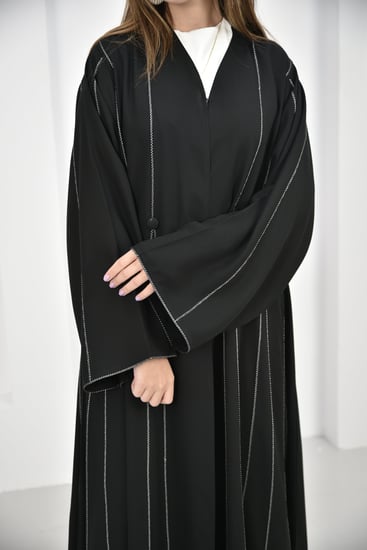 عباية كاجوال عملية بخطوط بيضاء