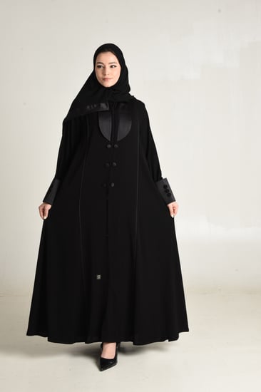 عباية كلوش بتفاصيل مميزة في الصدر والياقة والكم