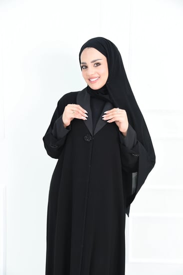 عباية ملكي بكول ريفير مدوّر مع أكمام دبل وبروشات فخمة