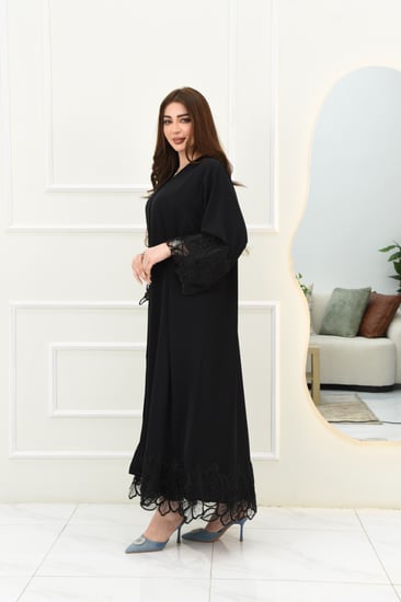 عباية ناعمة بتفاصيل دانتيل مطرز