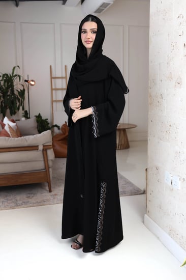عباية سوداء بتطريز فيستون أقواس فضي وبني على الأكمام والجوانب