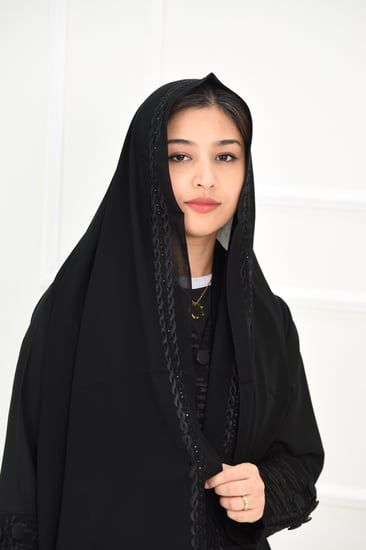 طرحة مناسبات سوداء مطرزة بالاسود