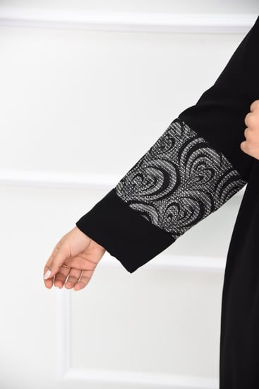 عباية تايجر بتركيبة قماش مشجر على الصدر والأكمام