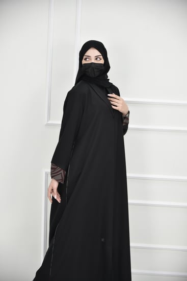 عباية كريب بتفاصيل ملونه على الكم