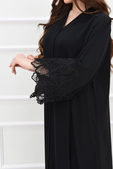 عباية ناعمة بتفاصيل دانتيل مطرز