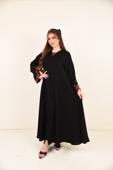 عباية حرير نص كلوش بكلفة ملونة وكريستال على الكم