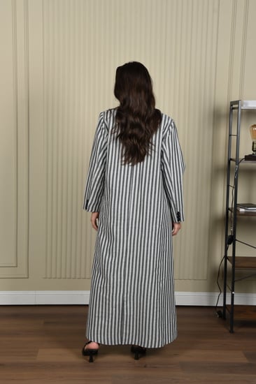 عباية بليزر مقلمة بالأبيض والأسود