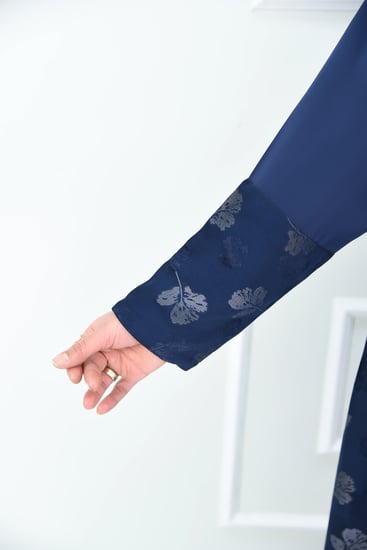 عباية نص كلوش كحلي بقماش روز حريري مع جاكار أوراق